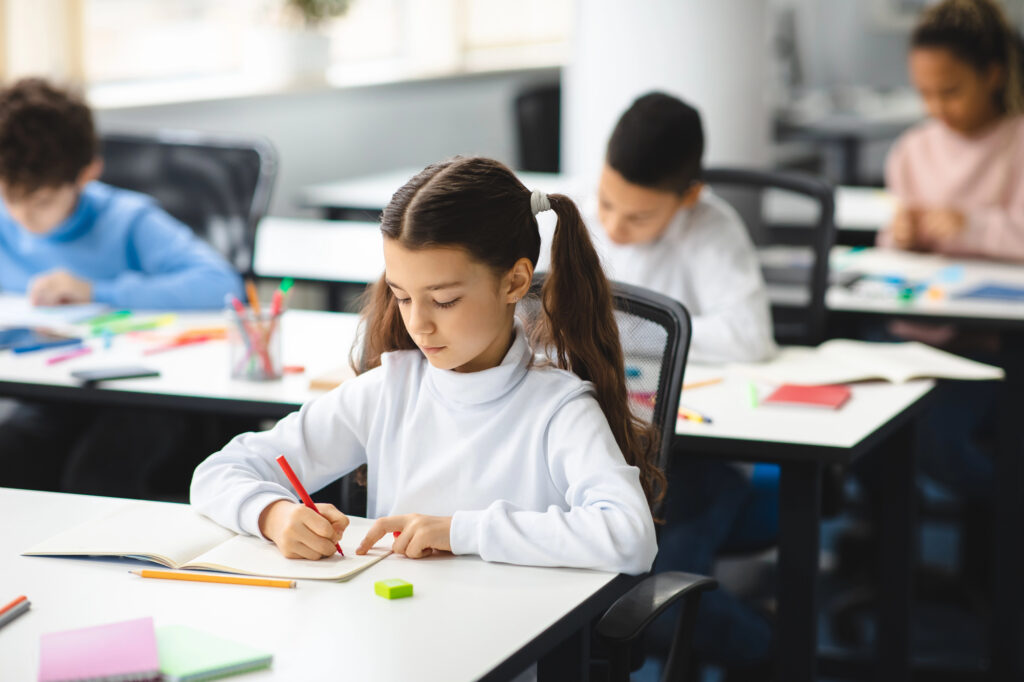 Alumnos trabajando de forma autónoma en un aula del Colegio Karol Wojtyla
