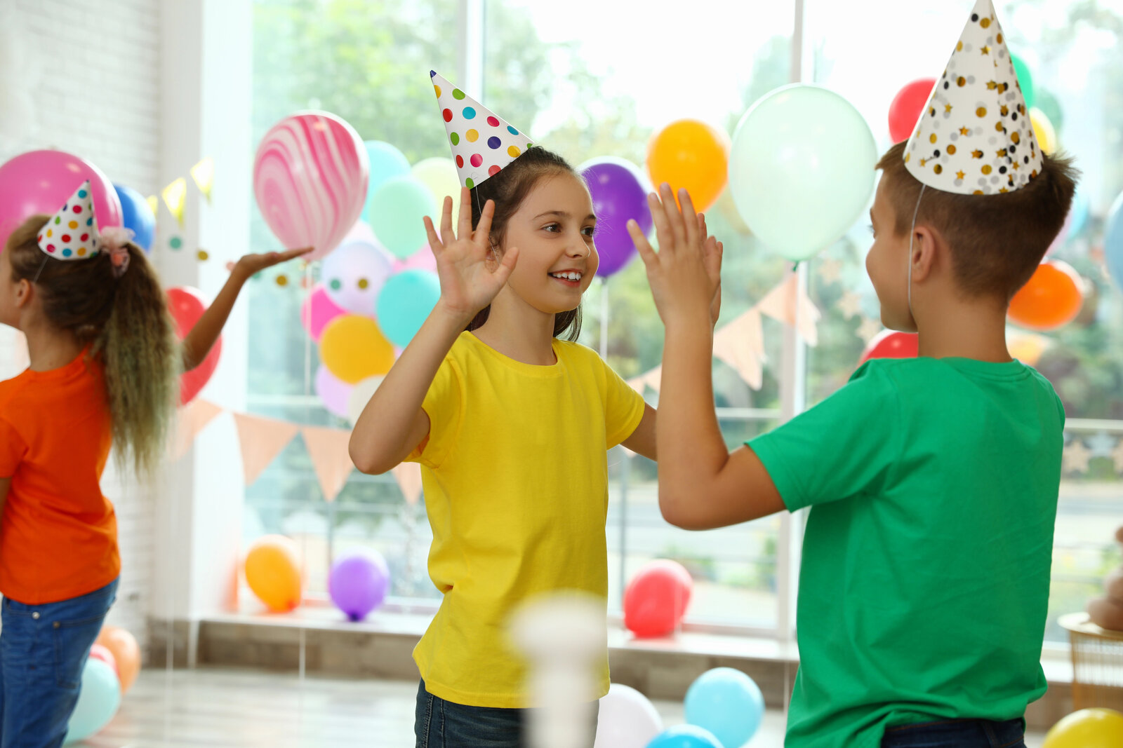 Niños celebrando una fiesta con globos