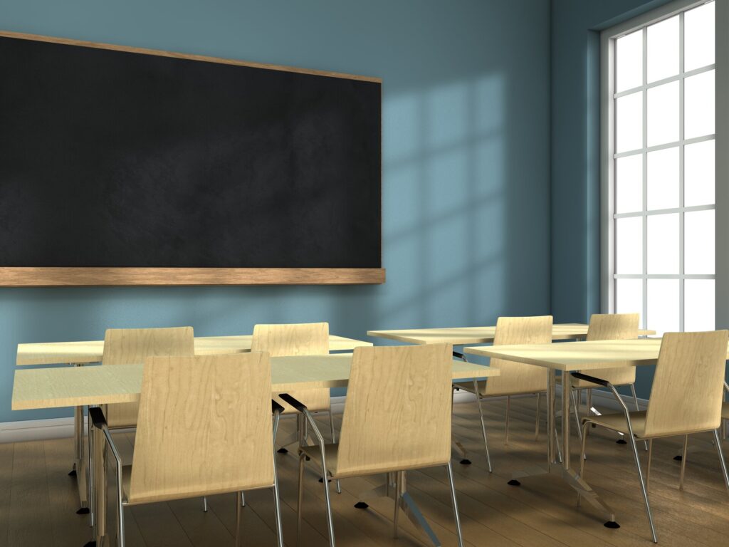 Aula luminosa con pizarra y pupitres