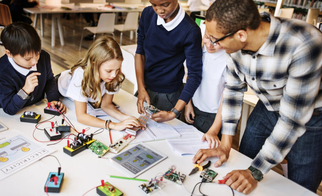 Alumnos construyendo un proyecto de robótica