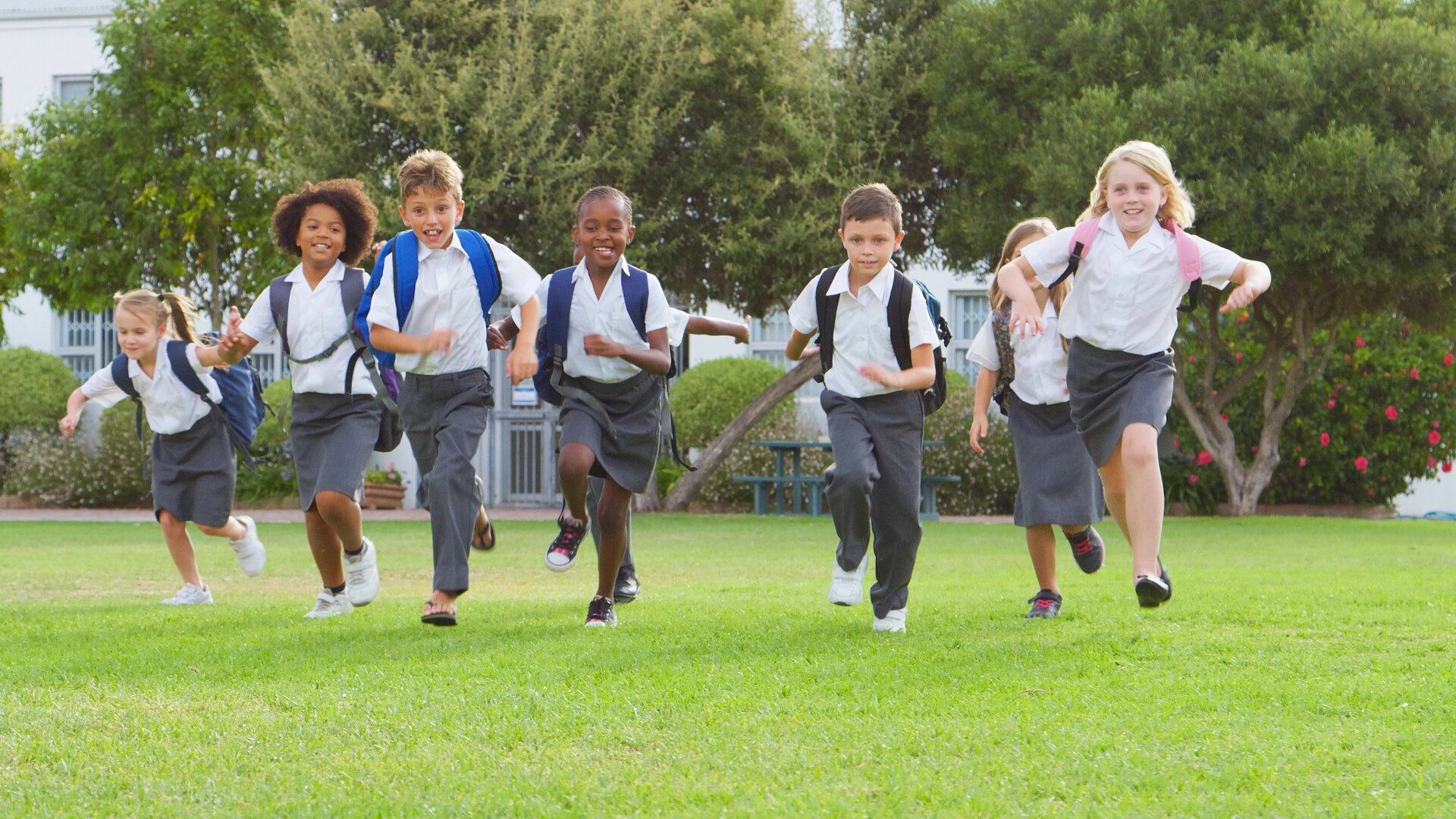 Alumnos corriendo y jugando al aire libre